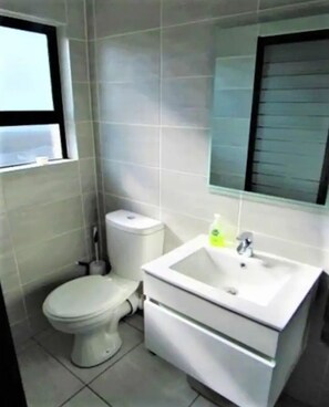 Haartrockner, Handtücher, Seife, Toilettenpapier