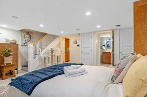 1 bedroom, iron/ironing board, WiFi, bed sheets - Stylish City Studio in the Heart of Capitol Hill (Washington)