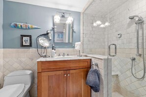 シャワー、ヘアドライヤー、タ  オル