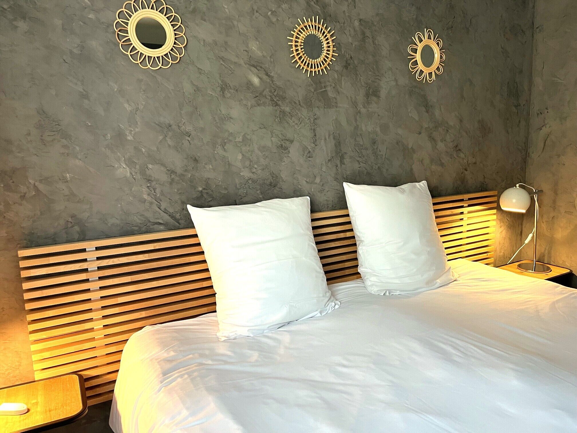 2 chambres, bureau, fer et planche à repasser, lit parapluie