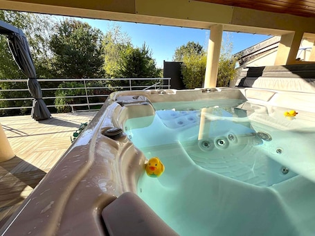 Outdoor spa tub. "La Loupiote - Gîte Éclairé" Maison de Village Proche Nancy Avec Grand Jacuzzi !