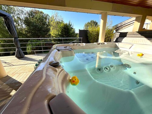 &quot;La Loupiote - Gîte Éclairé&quot; Maison de Village Proche Nancy Avec Grand Jacuzzi !