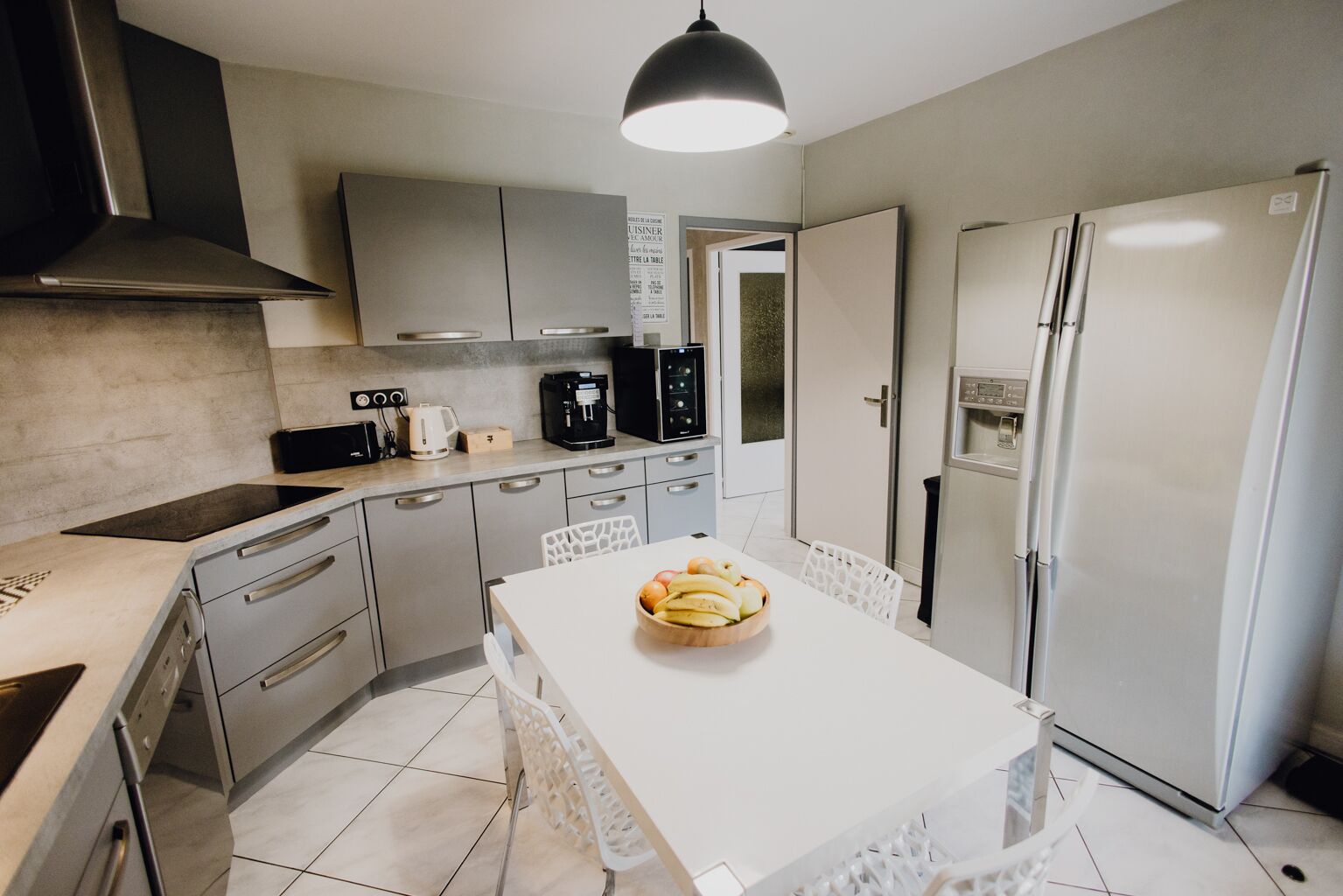 Réfrigérateur, micro-ondes, four, plaque de cuisson