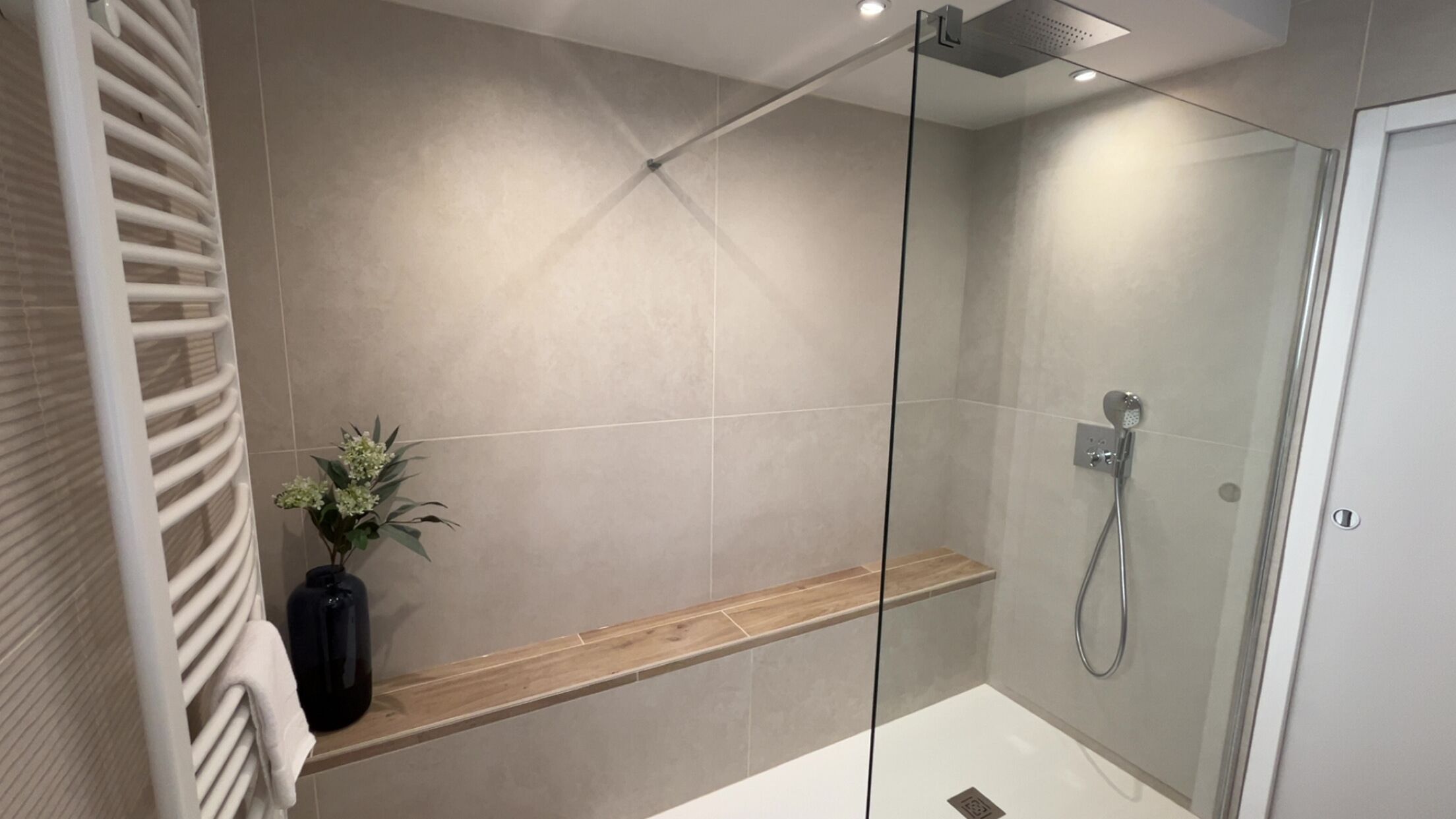 Dusche, Haartrockner, Handtücher, Toilettenpapier