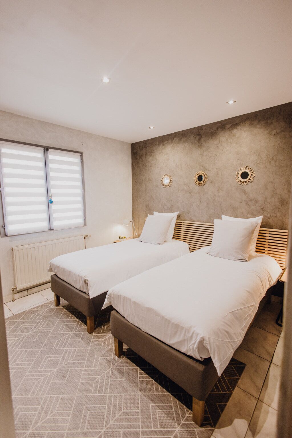 2 makuuhuonetta, työpöytä, silitysrauta/-lauta, vauvan matkasänky