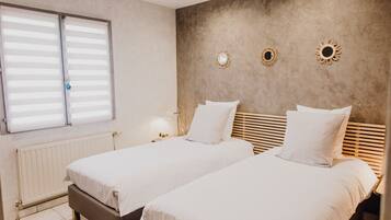 2 makuuhuonetta, työpöytä, silitysrauta/-lauta, vauvan matkasänky