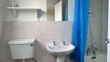 Un baño con inodoro, lavamanos y bañera.