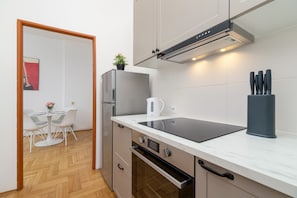 Oven, cookware/dishes/utensils