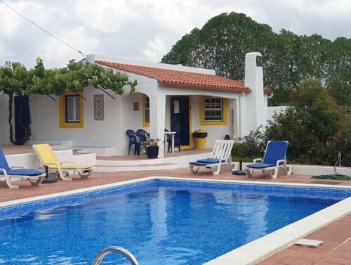 Sondela Self Catering Cottages.
Cosy, quaint chalet, 10 meters from the pool.