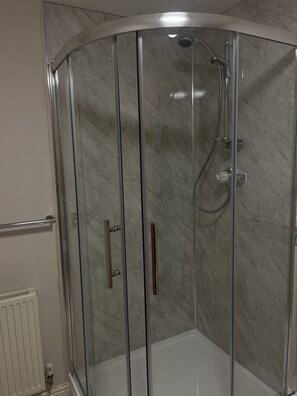 Shower, hair dryer, towels, soap - Spacious Apartment, Near to NEC and City Centre.  (Solihull)