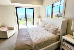 3 室のベッドルーム、WiFi (無料)、ベッドシーツ