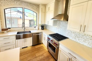 冷蔵庫、電子レンジ、オーブン、コンロ