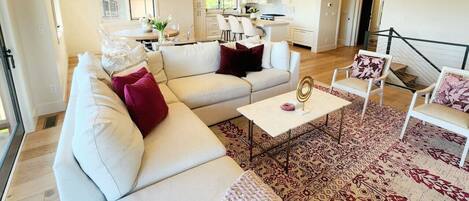 Una Smart TV, una chimenea