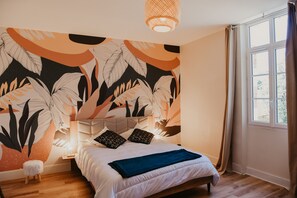 5 dormitorios, escritorio, tabla de planchar con plancha y cuna de viaje