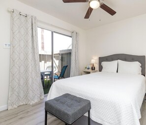 3 bedrooms, desk, iron/ironing board, WiFi - First-Floor Waterfront Condo | Boat Slip & Trailer Parking (Corpus Christi)
