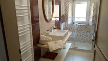 Deluxe-Dreibettzimmer | Badezimmer | Dusche, Regendusche, kostenlose Toilettenartikel, Haartrockner
