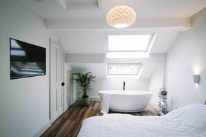 3 bedrooms, iron/ironing board, travel cot, WiFi - Period Retreat for 6, explore the Lake District (Lancaster)