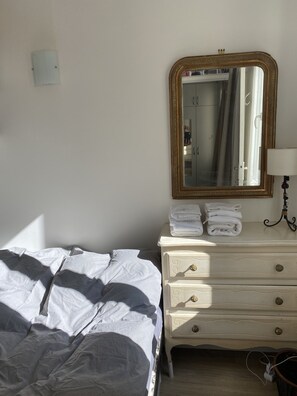 1 habitación, tabla de planchar con plancha, wifi gratis y ropa de cama 