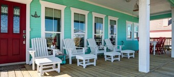 The Lazy Lobster 3 Bedroom Home by RedAwning