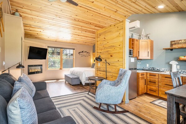 Studio, 1 Bedroom | 1 bedroom, iron/ironing board, free WiFi