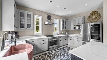House, 3 Bedrooms | Private kitchen | Fridge, oven, coffee/tea maker, toaster
