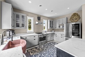 House, 3 Bedrooms | Private kitchen | Fridge, oven, coffee/tea maker, toaster