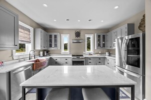 Refrigerador, horno, cafetera/tetera, tostadora