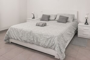 1 bedroom, free WiFi, bed sheets - Comfortable Apartment, for any kind of traveler strategic location (Varese)