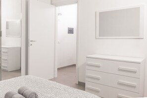 1 bedroom, free WiFi, bed sheets - Comfortable Apartment, for any kind of traveler strategic location (Varese)