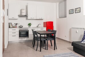Fridge, oven, stovetop, coffee/tea maker - Comfortable Apartment, for any kind of traveler strategic location (Varese)