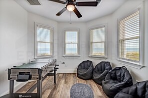 Casa, 4 habitaciones | Sala de juegos