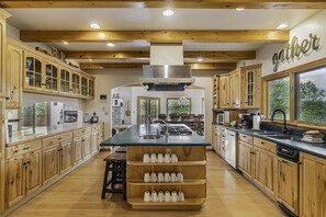 House, 6 Bedrooms | Private kitchen | Fridge, oven, coffee/tea maker, toaster - H7 at Hope Mountain -- 6-Bedroom Retreat Home at Allenspark Colorado 6 Home by RedAwning (Allenspark)