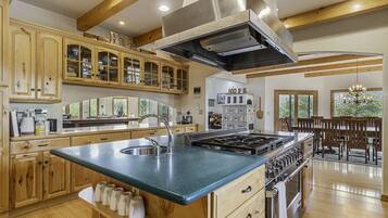 House, 6 Bedrooms | Private kitchen | Fridge, oven, coffee/tea maker, toaster