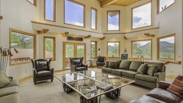 House, 6 Bedrooms | Living area | Smart TV