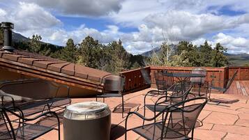 House, 6 Bedrooms | Outdoor dining