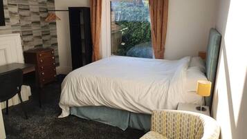 1 bedroom, desk, WiFi