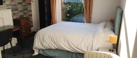 1 bedroom, desk, WiFi