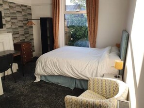 1 bedroom, desk, WiFi
