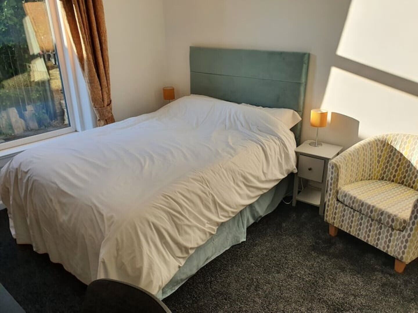 1 bedroom, desk, WiFi