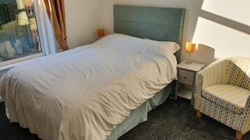 1 bedroom, desk, WiFi