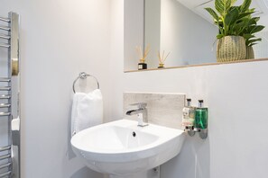 Classic Room | Bathroom