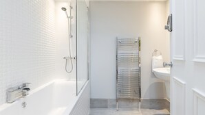 Classic Room | Bathroom - Albert Rooms (Dublin)