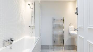 Classic Room | Bathroom