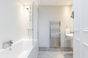 Classic Room | Bathroom - Albert Rooms (Dublin)