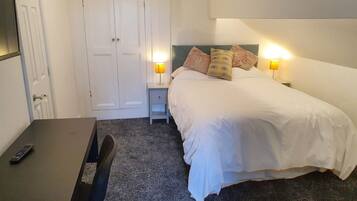 1 bedroom, desk, WiFi