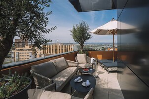 Suite, balcone | Minibar, una cassaforte in camera, una scrivania, tende oscuranti