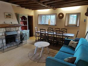 Fernseher, DVD-Player, Bücher