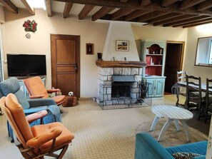 Télévision, lecteur de DVD, livres