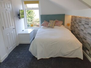 1 bedroom, desk, WiFi