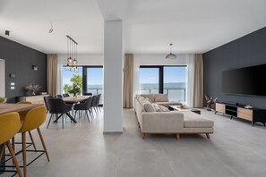 Fernseher, Kamin, Videospiele, DVD-Player